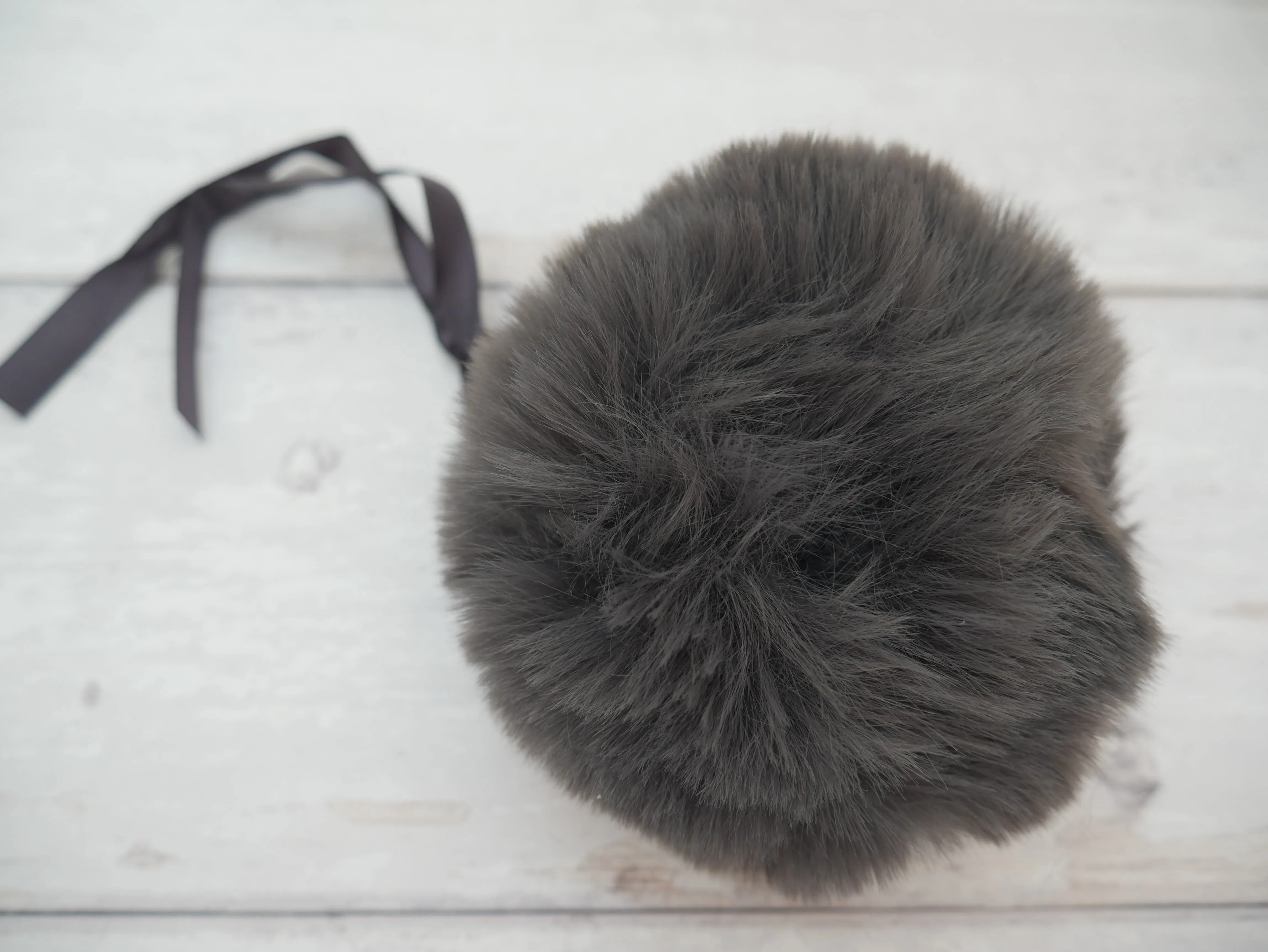 Fur Pom Pom, Grey