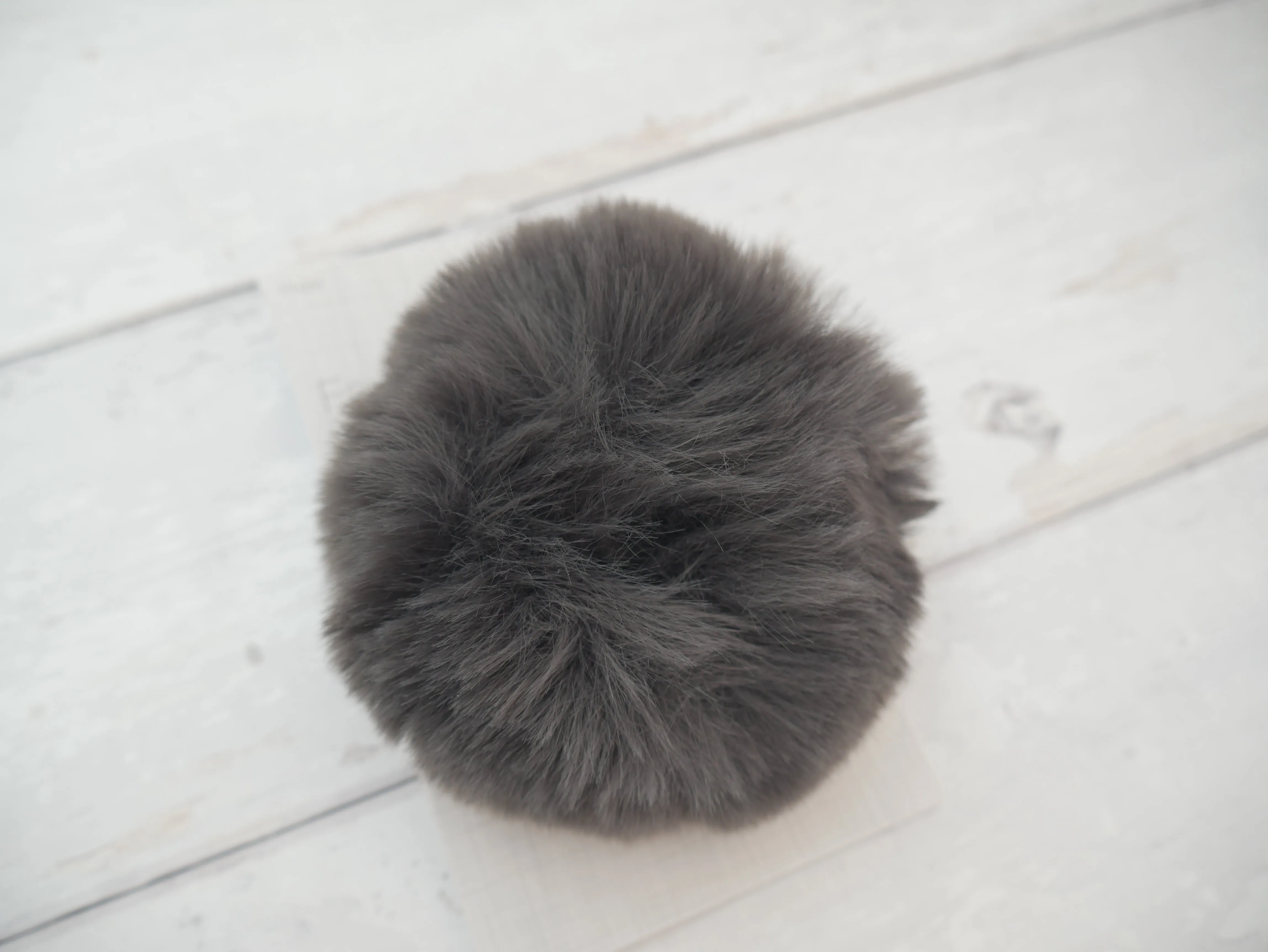 Fur Pom Pom, Grey
